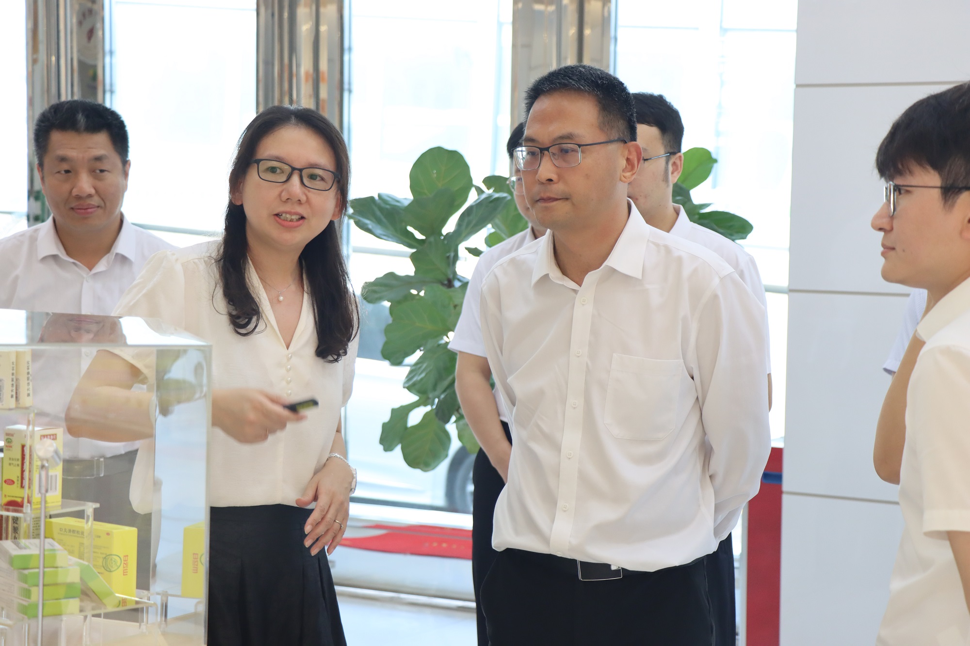 广药集团党委委员、副总经理程洪进一行至广药研究总院调研指导